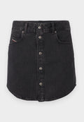 Schwarzer Denim-Minirock mit vorderen Metallknöpfen, Gürtelschlaufen, zwei vorderen Taschen und einem kleinen Markenetikett an der linken Tasche.