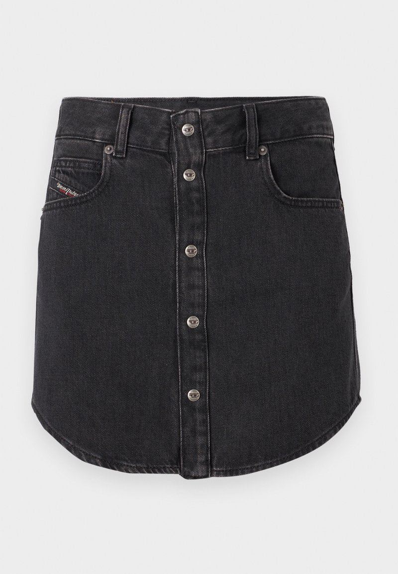 Schwarzer Denim-Minirock mit vorderen Metallknöpfen, Gürtelschlaufen, zwei vorderen Taschen und einem kleinen Markenetikett an der linken Tasche.
