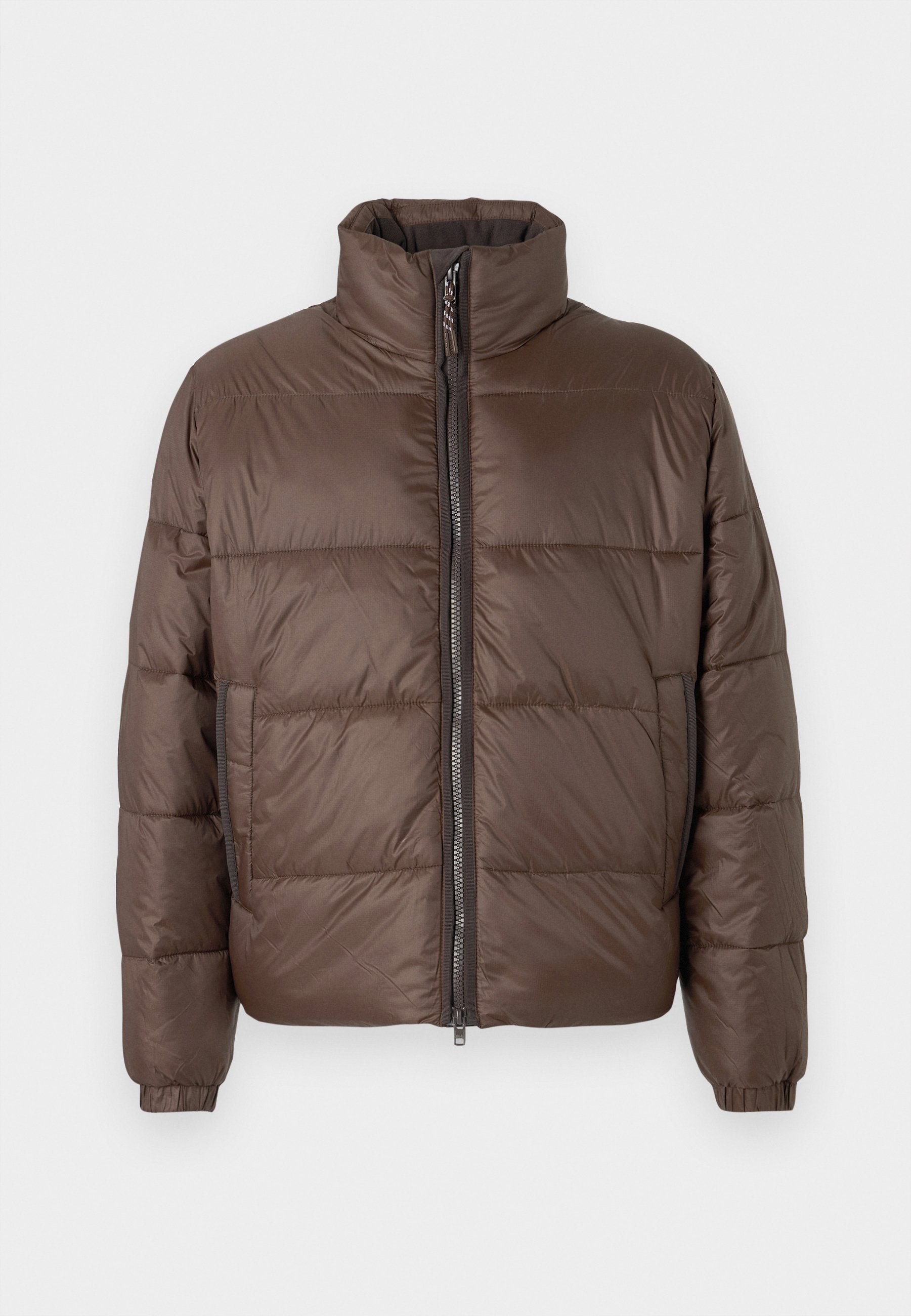 Braune Pufferjacke mit hohem Kragen, gesteppter Optik, seitlichen Taschen und durchgehendem Reißverschluss; aus glänzendem, glattem Stoff.