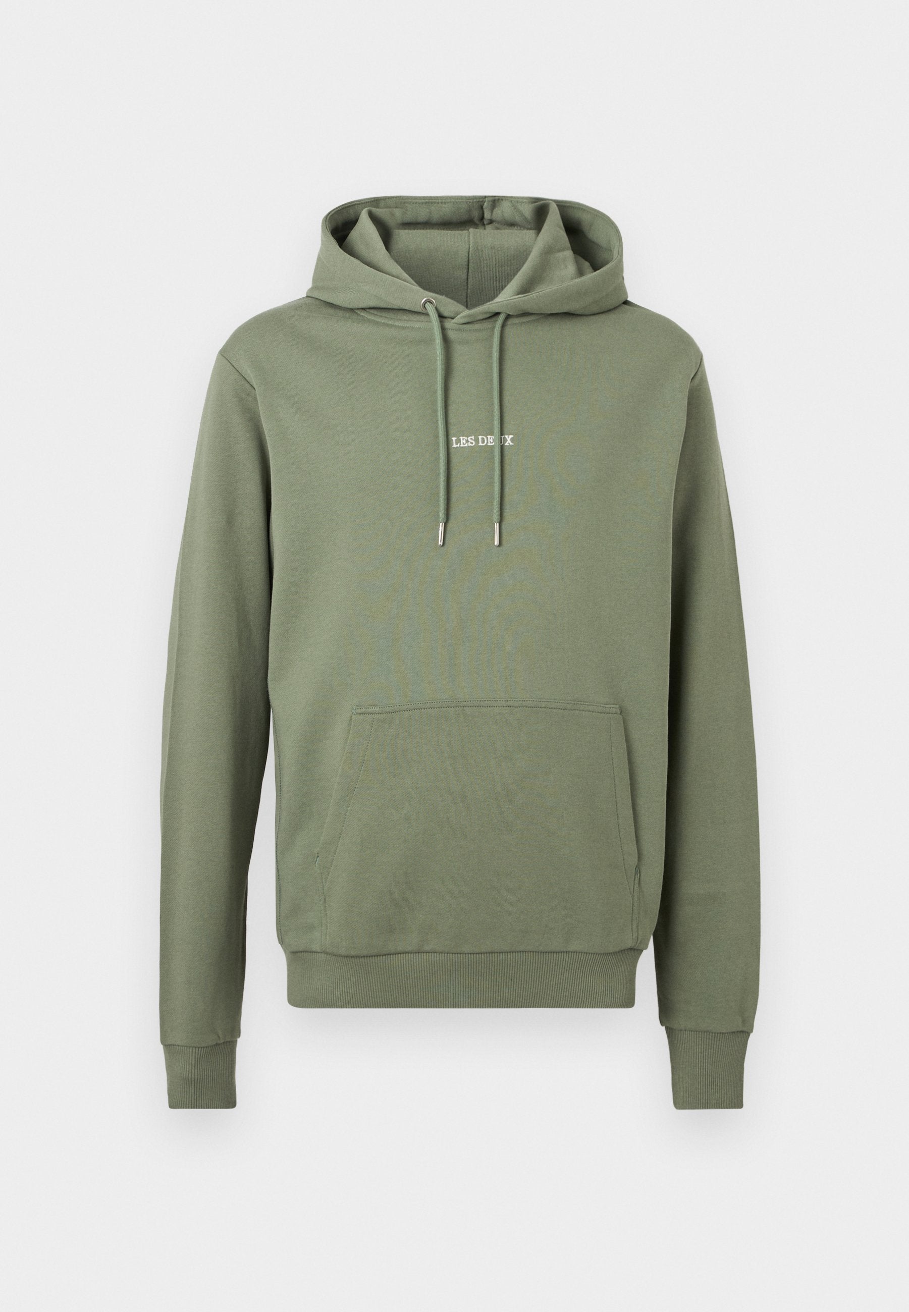 Olivgrüner Hoodie mit Fronttasche, Kordelzugkapuze, Rippbündchen und kleinem weißen "LES DEUX" Schriftzug mittig auf der Brust.
