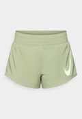 Helle grüne Sportshorts mit einem elastischen Bund, die auf der unteren rechten Seite ein auffälliges weißes Nike-Swoosh-Logo zeigen.
