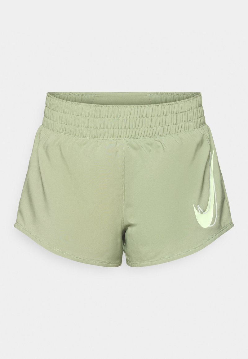 Helle grüne Sportshorts mit einem elastischen Bund, die auf der unteren rechten Seite ein auffälliges weißes Nike-Swoosh-Logo zeigen.