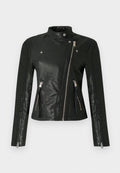 Schwarze Leder-Motorradjacke mit Stehkragen, asymmetrischem Reißverschluss und gerippten Details an den Ärmeln; verfügt über zwei vordere Reißverschlusstaschen.