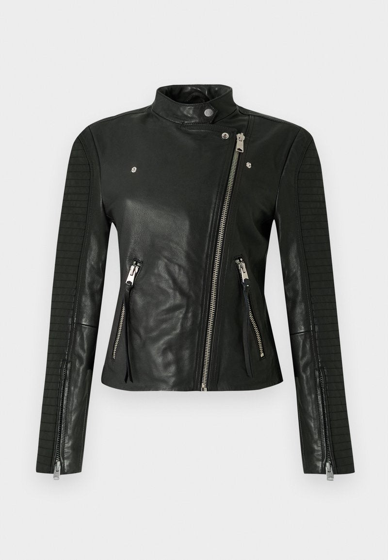 Schwarze Leder-Motorradjacke mit Stehkragen, asymmetrischem Reißverschluss und gerippten Details an den Ärmeln; verfügt über zwei vordere Reißverschlusstaschen.