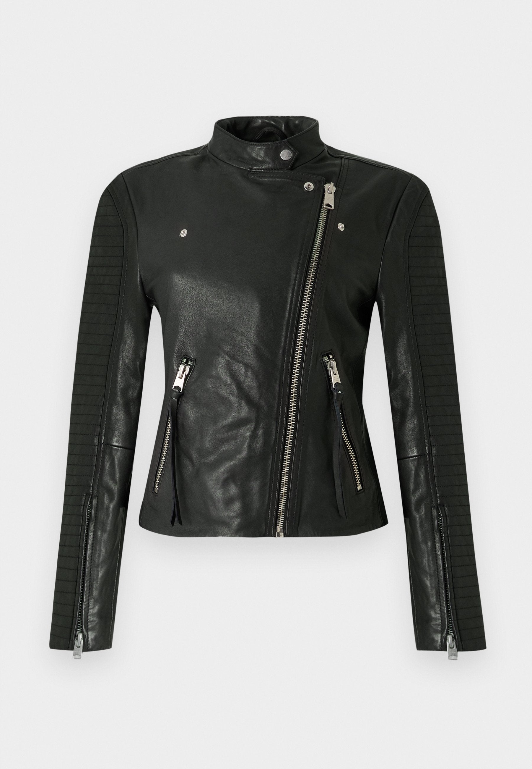 Schwarze Leder-Motorradjacke mit Stehkragen, asymmetrischem Reißverschluss und gerippten Details an den Ärmeln; verfügt über zwei vordere Reißverschlusstaschen.