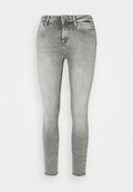 Schmal geschnittene graue Jeans aus Denim mit einer ausgewaschenen Textur, Fünf-Taschen-Design und einem leicht fransigen Saum am Knöchel. Metallknopfverschluss an der Taille.