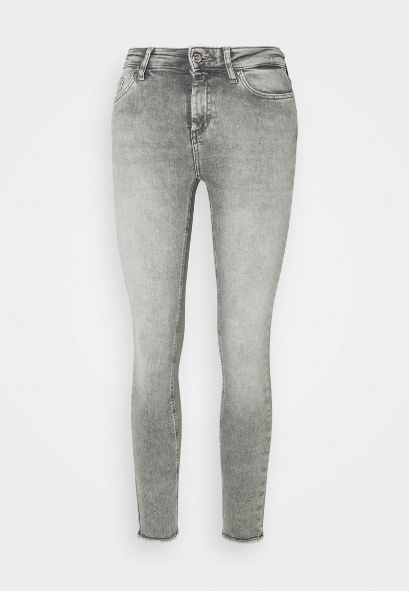 Schmal geschnittene graue Jeans aus Denim mit einer ausgewaschenen Textur, Fünf-Taschen-Design und einem leicht fransigen Saum am Knöchel. Metallknopfverschluss an der Taille.