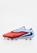 Nike-Fußballschuh mit rotem und blauem synthetischem Obermaterial, strukturiertem Design, schwarzen Akzenten und orangen Stollen für besseren Halt.
