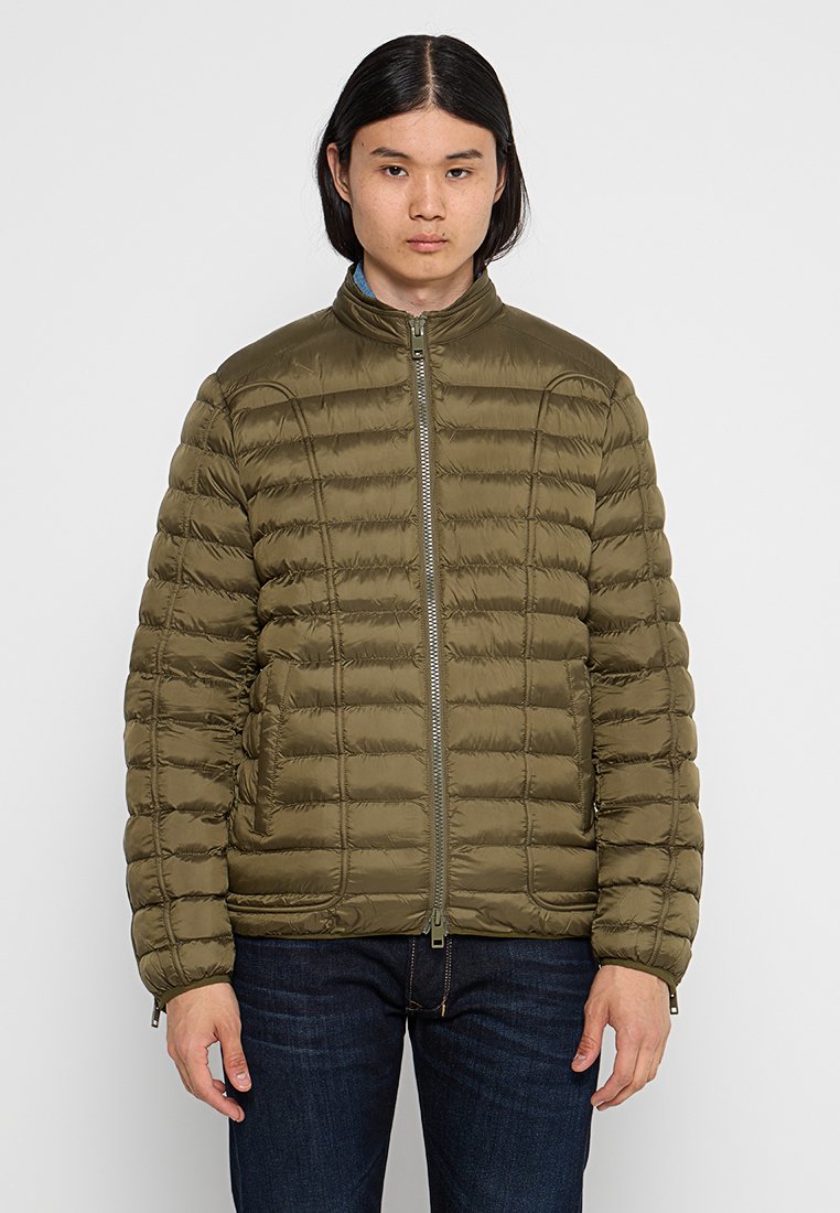 Olivgrüne Pufferjacke mit Reißverschluss vorne, hohem Kragen und gestepptem Material. Verfügt über horizontale Nähte und seitliche Taschen.