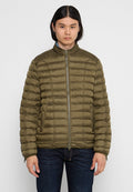 Olivgrüne Pufferjacke mit Reißverschluss vorne, hohem Kragen und gestepptem Material. Verfügt über horizontale Nähte und seitliche Taschen.