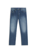 Jeans aus Denim mit einem Streifenmuster, mittelblauer Farbe, mit ausgewaschenen Bereichen, geradem Beinschnitt, fünf Taschen und einem Metallknopfverschluss.
