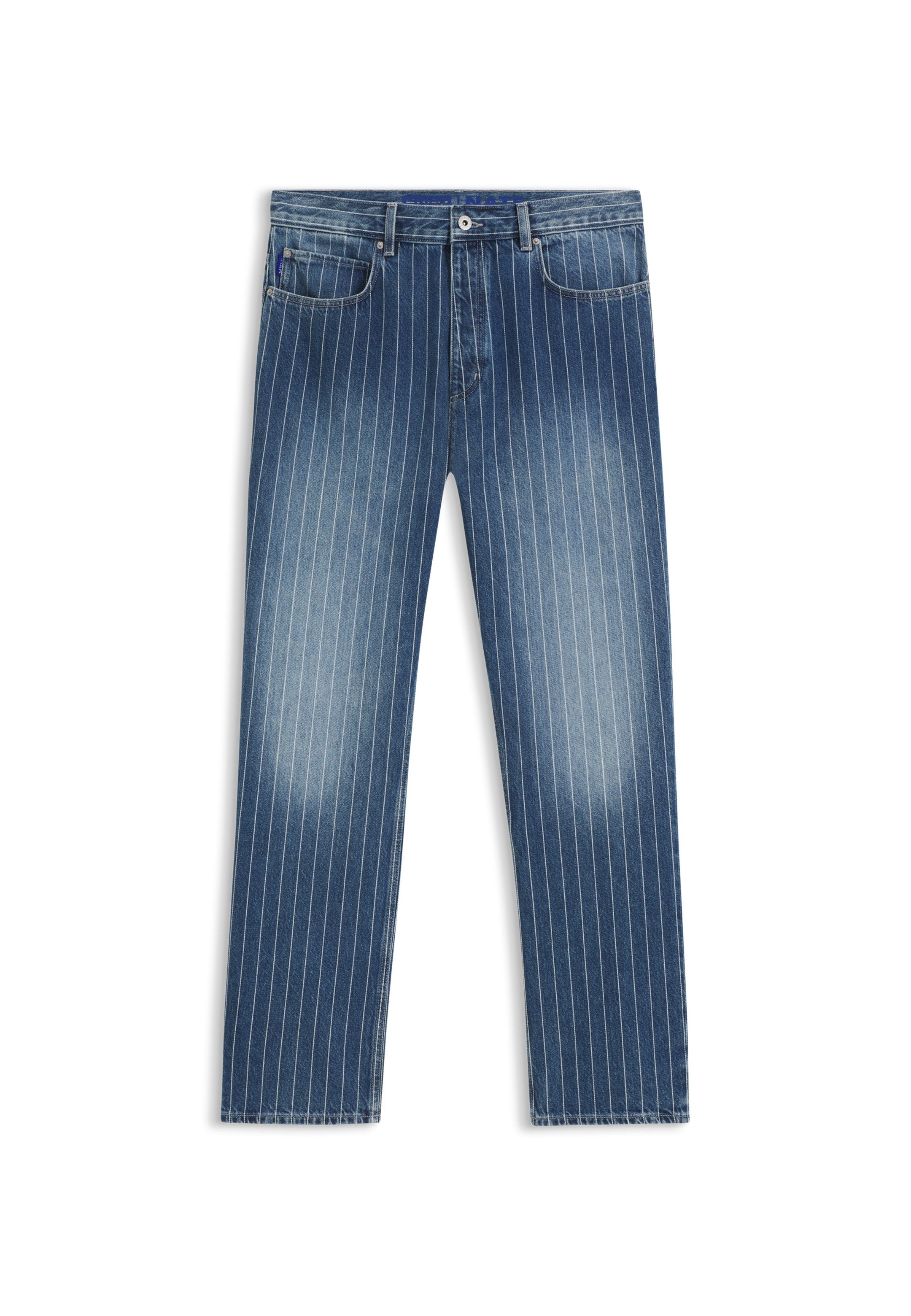 Jeans aus Denim mit einem Streifenmuster, mittelblauer Farbe, mit ausgewaschenen Bereichen, geradem Beinschnitt, fünf Taschen und einem Metallknopfverschluss.