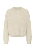 Cremfarbener Kabelstrickpullover mit rundem Halsausschnitt, kurzem Design und strukturierten Mustern über den Stoff. Gerippte Bündchen und Saum.