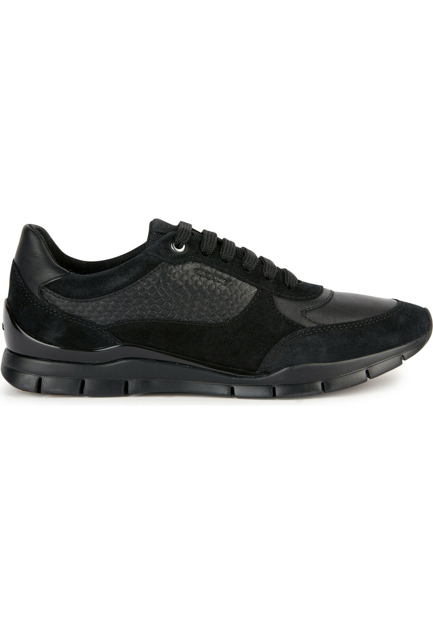 Schwarzer Sportschuh aus einer Kombination von glattem Leder und strukturiertem Wildleder, mit einem minimalistischen Design, Gummisohle und Schnürverschluss.