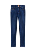 Slim-Fit-Jeans aus dunkelblauem Denim mit glatter Textur, ausgestattet mit zwei Fronttaschen und einem doppelten Knopfverschluss an der Taille.