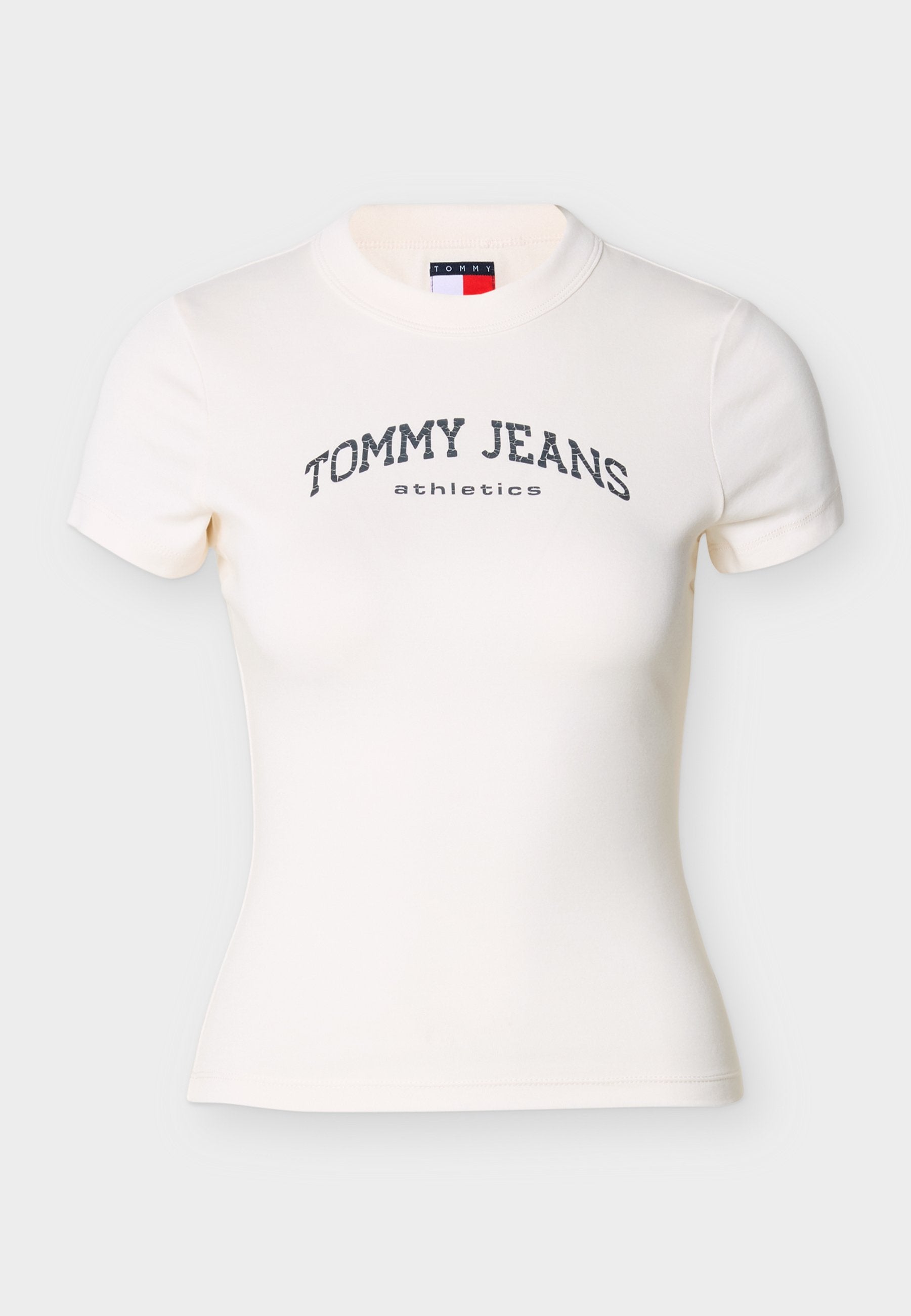 Weißes T-Shirt mit kurzen Ärmeln aus Baumwolle, mit einem geschwungenen "TOMMY JEANS athletics"-Aufdruck in Dunkelgrau über der Brust.
