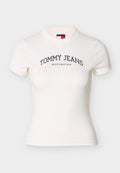 Weißes T-Shirt mit kurzen Ärmeln aus Baumwolle, mit einem geschwungenen "TOMMY JEANS athletics"-Aufdruck in Dunkelgrau über der Brust.