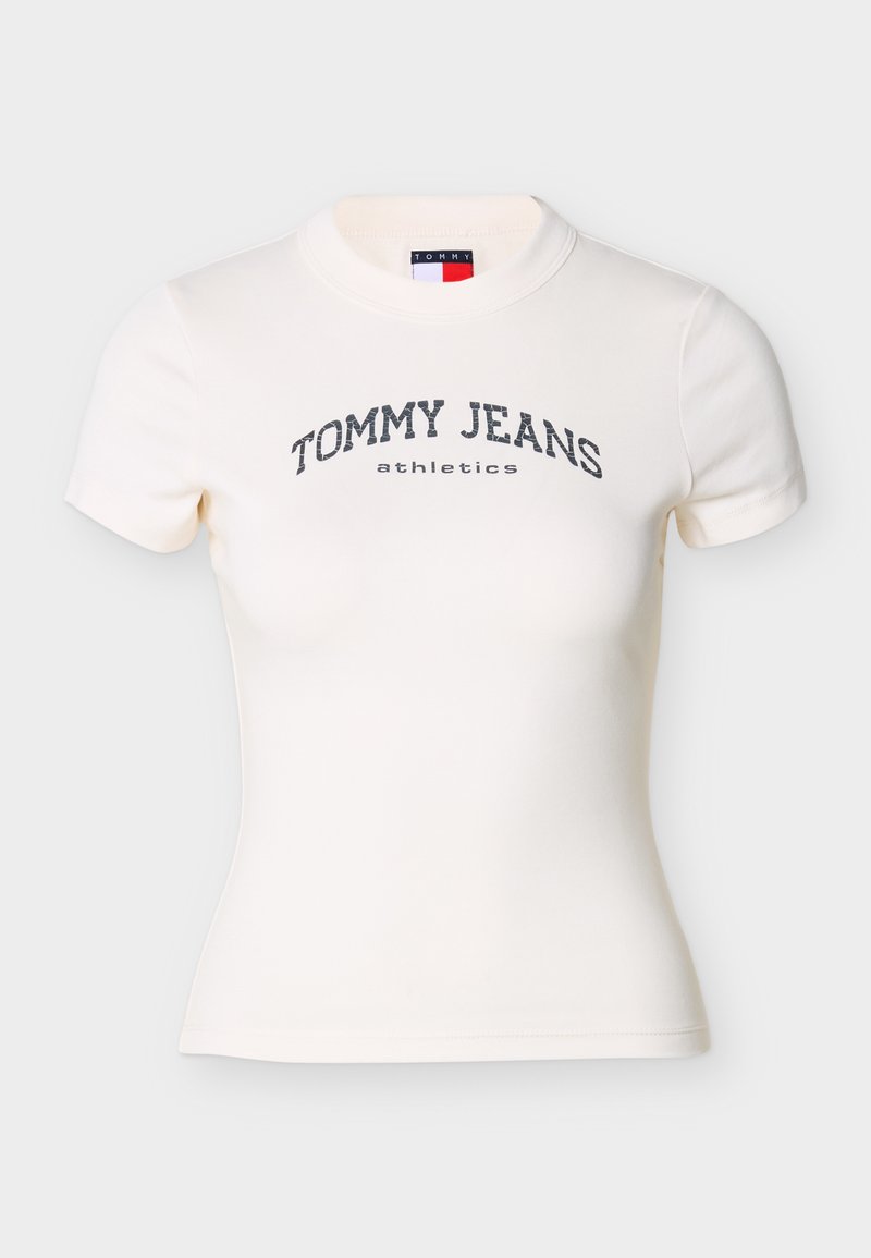 Weißes T-Shirt mit kurzen Ärmeln aus Baumwolle, mit einem geschwungenen "TOMMY JEANS athletics"-Aufdruck in Dunkelgrau über der Brust.