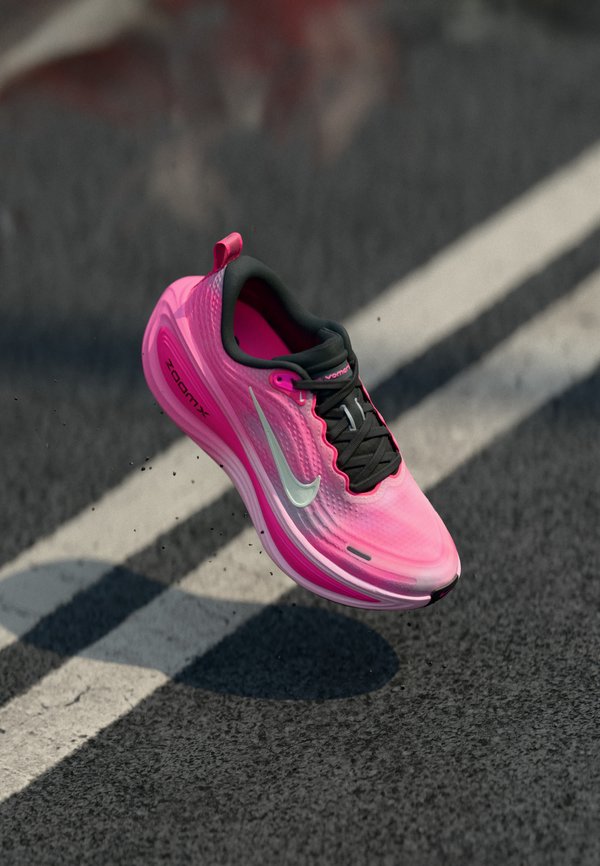 Nike Performance VOMERO PLUS - Road running shoes - pearl pink/summit white/pink glow/hyper pink/off noir/hydrogen blue
