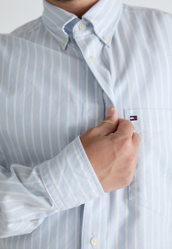 Tommy Hilfiger ADAPTIVE REGULAR FIT STRIPE OXFORD SHIRT