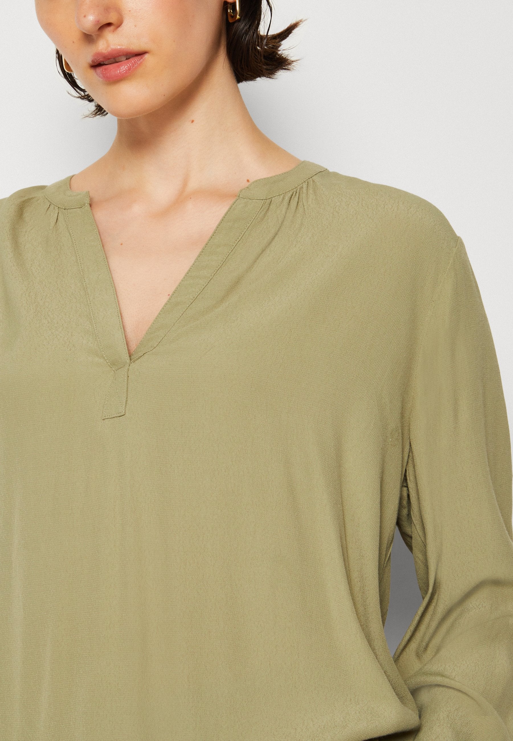 BLOUSE Media 8