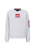 Weißer Sweatshirt mit Rundhalsausschnitt, versehen mit einem roten und blauen Logo auf der Brust und einer mit Reißverschluss versehenen Armtasche mit einem roten Etikett.