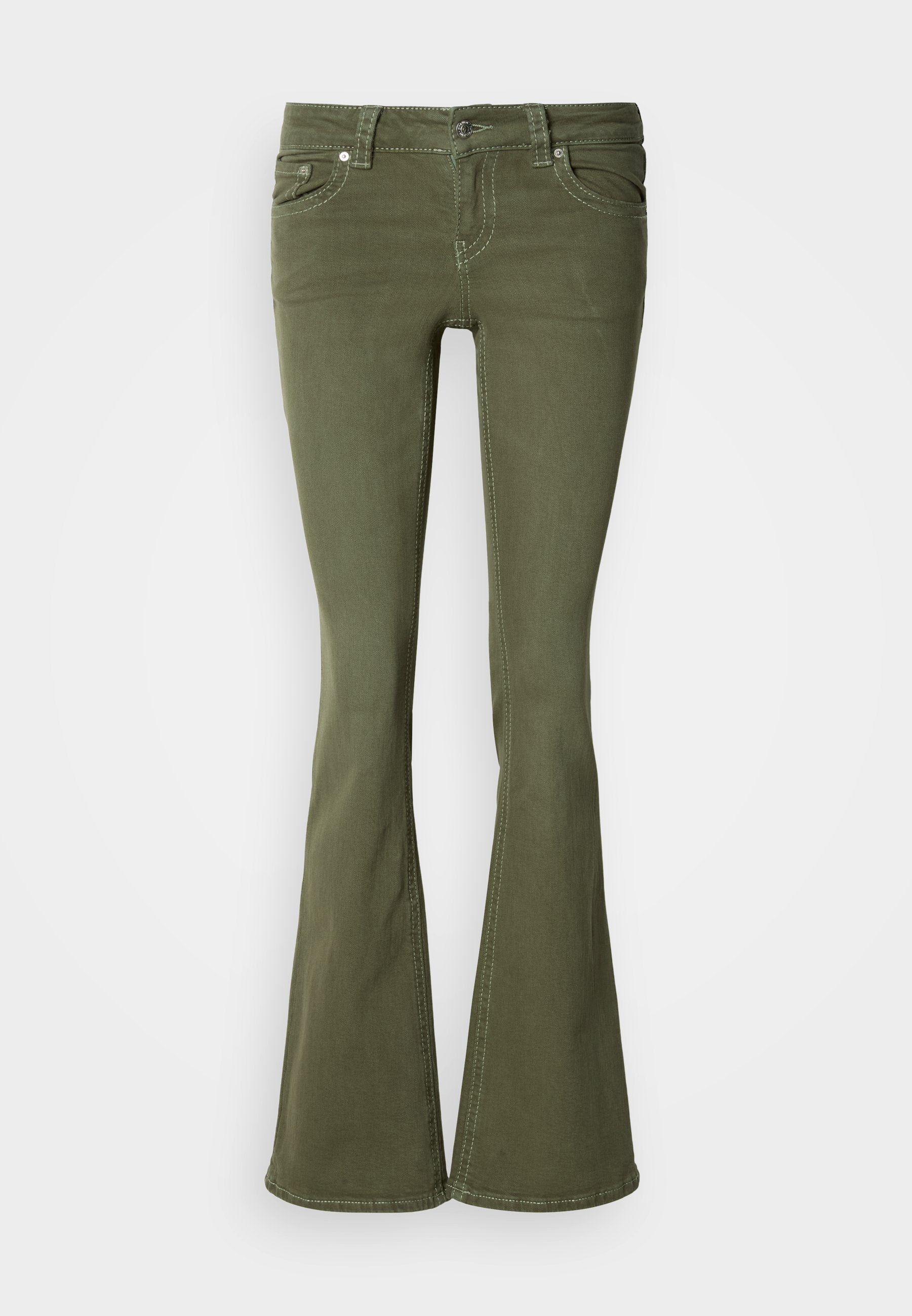 Olivgrüne High-Waist Schlagjeans mit Fronttaschen, Gürtelschlaufen, Knopfverschluss und sichtbaren weißen Nähten vor weißem Hintergrund.