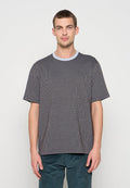 T-Shirt aus Baumwolle mit einem geometrischen Muster in Schwarz, Weiß und Beige, ausgestattet mit einem hellblauen Rundhalsausschnitt und kurzen Ärmeln.