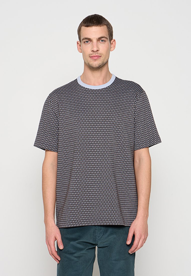 T-Shirt aus Baumwolle mit einem geometrischen Muster in Schwarz, Weiß und Beige, ausgestattet mit einem hellblauen Rundhalsausschnitt und kurzen Ärmeln.