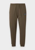 Dunkel olivgrüne Sweatpants mit elastischem Bund, Kordelzug, seitlichen Taschen und gerippten Bündchen. Kleines blaues Logo-Patch auf der linken Seite.