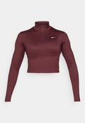 Bordeauxrotes langärmliges Crop-Top mit hohem Kragen und halbem Reißverschluss. Glatte Textur mit einem weißen Nike-Logo auf der linken Brust.