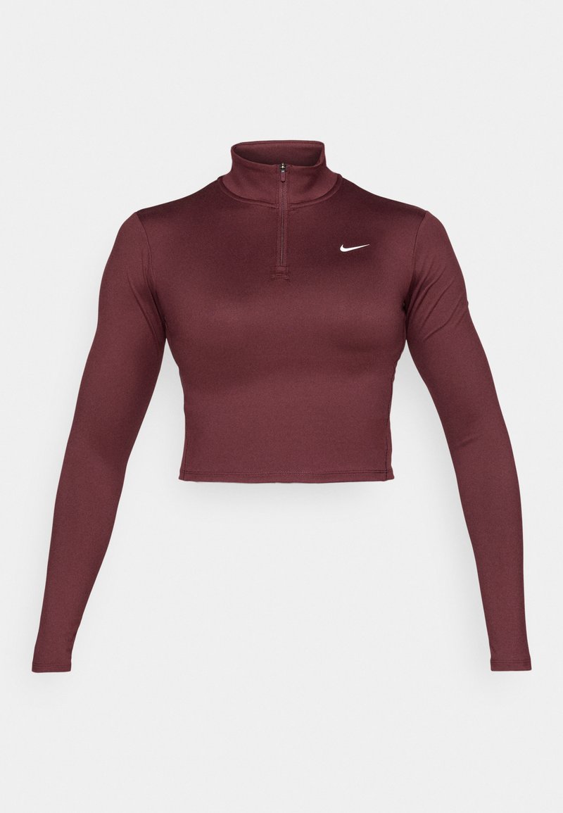 Bordeauxrotes langärmliges Crop-Top mit hohem Kragen und halbem Reißverschluss. Glatte Textur mit einem weißen Nike-Logo auf der linken Brust.
