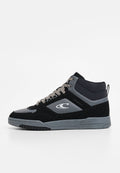 Schwarze und graue High-Top-Sneaker aus Wildleder und Mesh-Materialien, mit gepolstertem Kragen, durchbrochenen Akzenten und einer soliden Gummisohle.