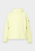 Hellgelbe Fleecejacke mit hohem Kragen, zwei vorderen Reißverschlusstaschen und einem kleinen Logo auf der linken Brust sowie der Tasche am linken Ärmel.