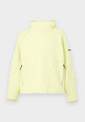 Hellgelbe Fleecejacke mit hohem Kragen, zwei vorderen Reißverschlusstaschen und einem kleinen Logo auf der linken Brust sowie der Tasche am linken Ärmel.