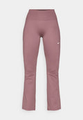 Nike Sporthosen in Mauve mit hoher Taille, ausgestellt geschnittenen Beinen, glatter Textur und einem kleinen weißen Logo auf der linken Hüfte.