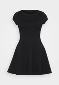 Schwarzes Kleid mit kurzen Ärmeln, einem runden Ausschnitt und einem ausgestellten Rock. Hergestellt aus einem glatten, elastischen Stoff mit vertikalen Nähten.