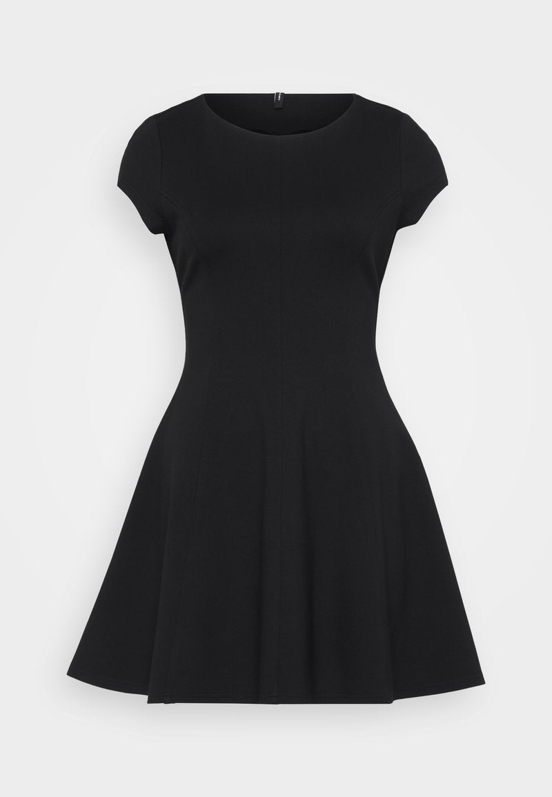 Schwarzes Kleid mit kurzen Ärmeln, einem runden Ausschnitt und einem ausgestellten Rock. Hergestellt aus einem glatten, elastischen Stoff mit vertikalen Nähten.