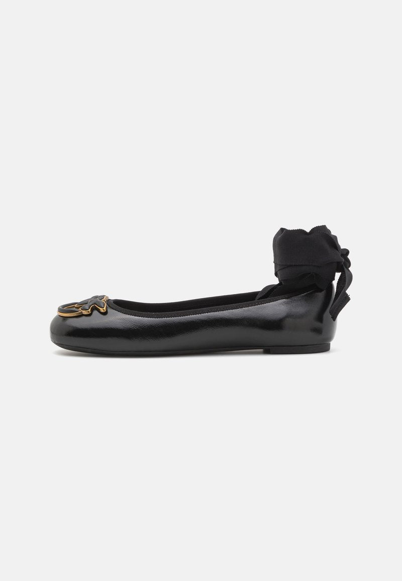 Schwarze Lack-Ballettschuhe mit einer abgerundeten Zehenpartie, einem dekorativen Logodetail an der Vorderseite und einem weichen schwarzen Satinband, das an der Ferse gebunden ist.