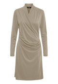 Beiges Wickelkleid mit langen Ärmeln, das mit drapiertem Stoff, einem V-Ausschnitt und einem leicht taillierten Saum für eine entspannte Passform versehen ist.