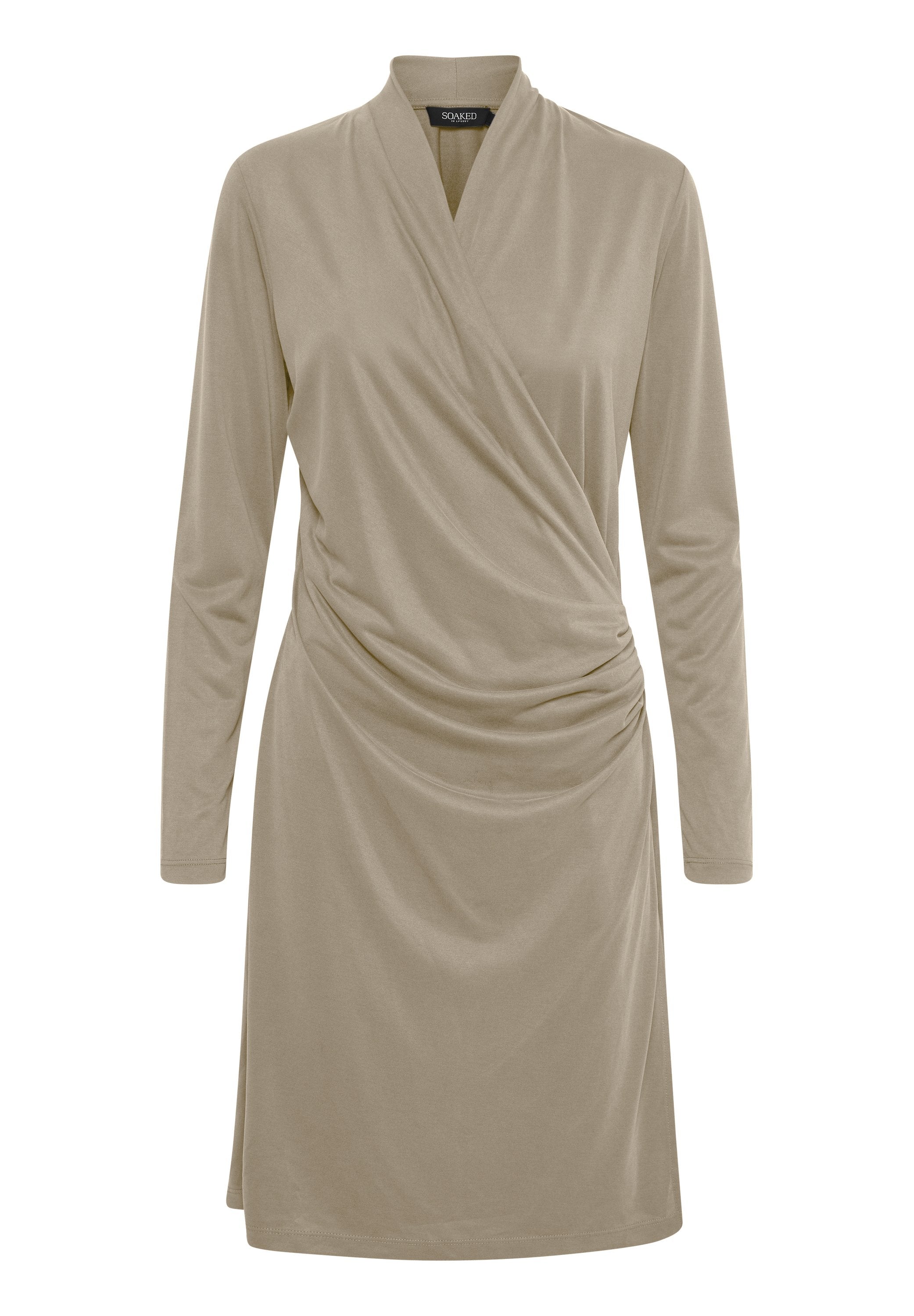 Beiges Wickelkleid mit langen Ärmeln, das mit drapiertem Stoff, einem V-Ausschnitt und einem leicht taillierten Saum für eine entspannte Passform versehen ist.