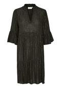 Schwarzes Kleid mit V-Ausschnitt, Rüschensäumen und einem gestuften Saum. Vertikale silberne Streifen durchziehen den Stoff und sorgen für Textur.