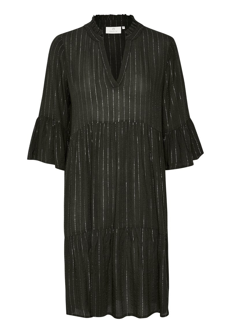 Schwarzes Kleid mit V-Ausschnitt, Rüschensäumen und einem gestuften Saum. Vertikale silberne Streifen durchziehen den Stoff und sorgen für Textur.