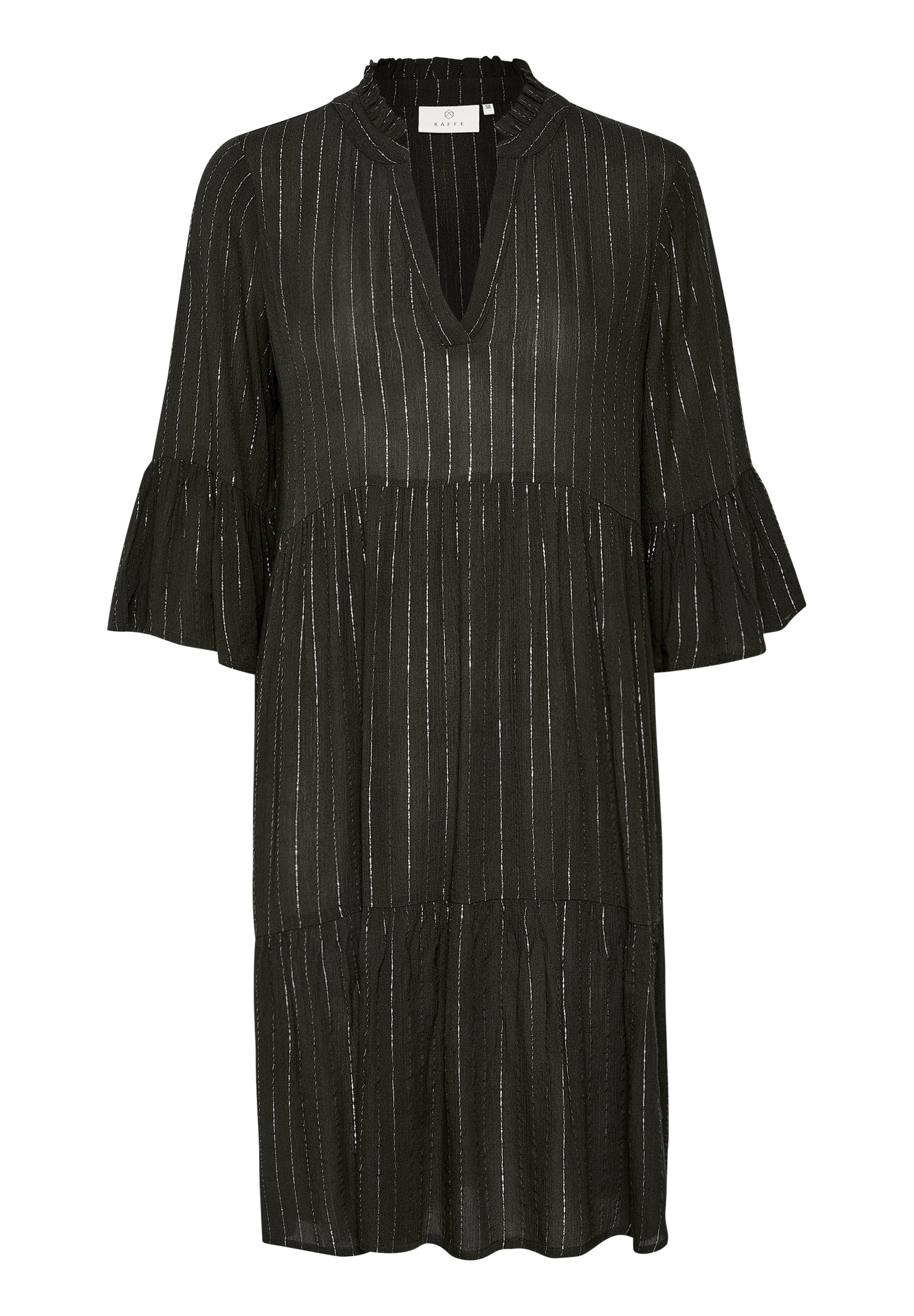 Schwarzes Kleid mit V-Ausschnitt, Rüschensäumen und einem gestuften Saum. Vertikale silberne Streifen durchziehen den Stoff und sorgen für Textur.