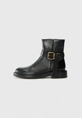 Schwarze Leder-Winterstiefel mit runder Zehenpartie, niedrigem Absatz und einer Schnallenakzentuierung an der Seite, mit glatter Textur und minimalistischem Design.