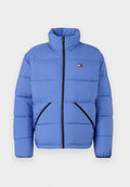 Hellblaue Pufferjacke mit hohem Kragen, Reißverschluss und schwarzen Akzenten. Verfügt über zwei Seitentaschen und eine gesteppten Textur. Logo auf der Brust.