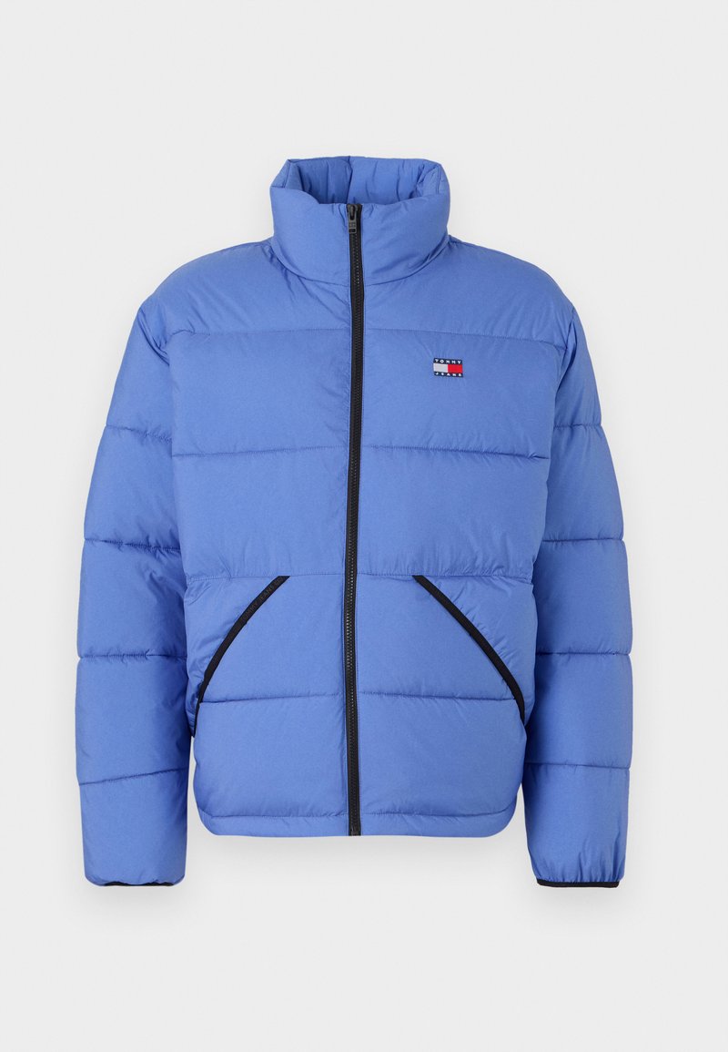 Hellblaue Pufferjacke mit hohem Kragen, Reißverschluss und schwarzen Akzenten. Verfügt über zwei Seitentaschen und eine gesteppten Textur. Logo auf der Brust.