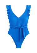 Blaue Badeanzug mit Rüschensäumen, V-Ausschnitt, strukturiertem Stoff und gebundenem Taillengürtel, mit hoch geschnittenem Bein und gewelltem Saum.