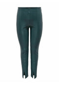 Dunkelgrüne, lederähnliche Slim-Fit-Hosen mit Knöchelriß, elastischem Bund und Nahtdetails auf der Vorderseite.