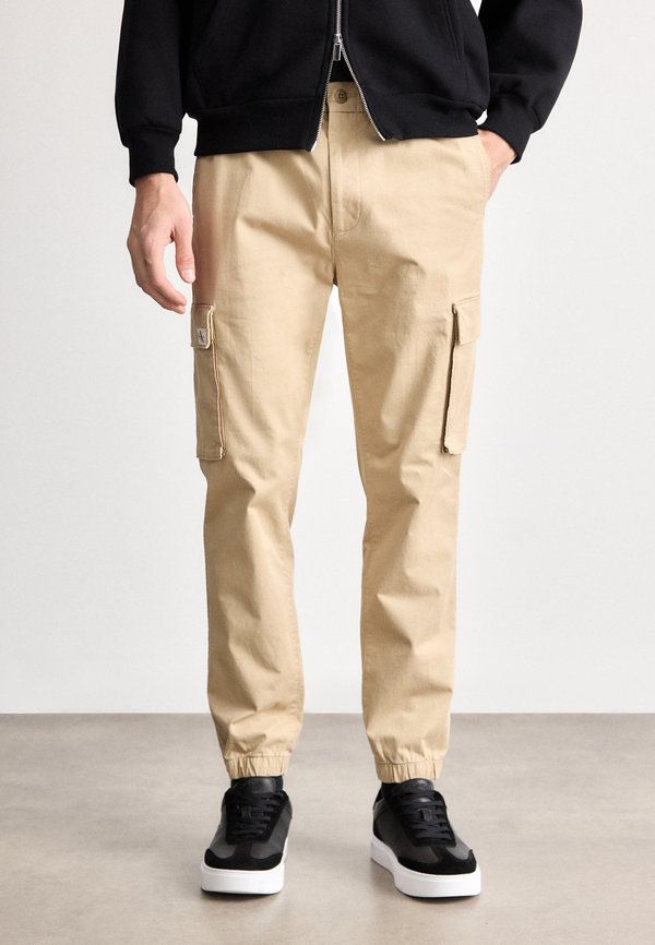 Calvin Klein Jeans COMFORT  - Cargo trousers - travertine